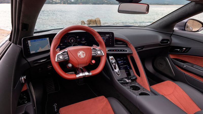 Das Interieur wirkt hochwertig, die Sitze sind bequem und die Materialien gut gewählt. (Bild: MG)