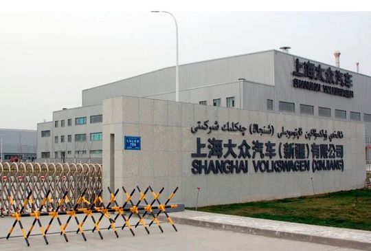 Im Volkswagen-Werk in der chinesischen Provinz Xinjiang sollen Menschenrechtsverletzungen begangen worden sein. Jetzt trennen sich die Wolfsburger davon.(Bild:  VW)