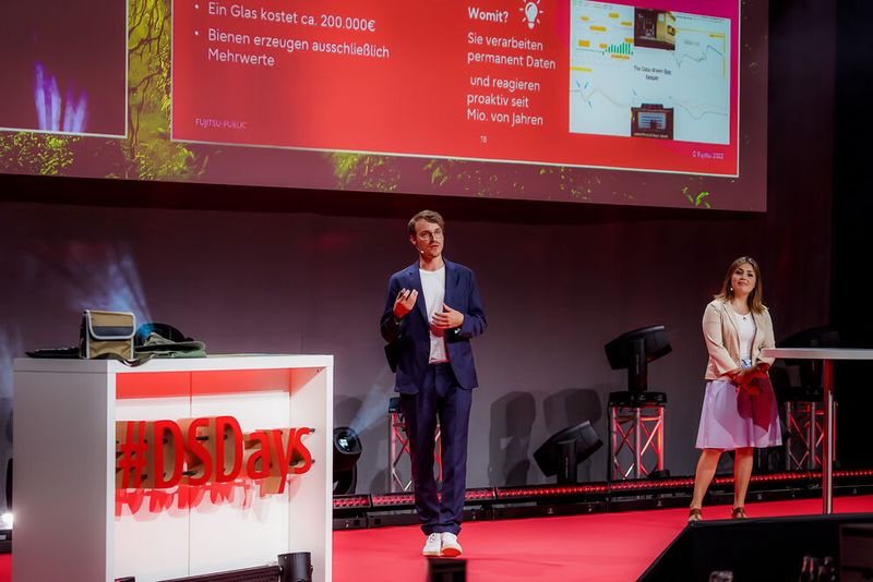 Maria Levina und Karl Hausdorf sprachen in ihrem Vortrag unter anderem über „datengesteuerte Bienen“. (Bild: Fujitsu)