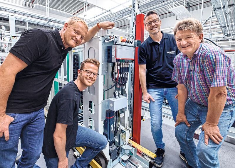 Erfolgreiches Teamwork: die Projektverantwortlichen David Müller von Nobilia, Julius Polldavid und Andreas Sträter, beide Beckhoff Anlagentechnik, und Herr Kellner von Hüttenhölscher (v.l.) (Bild: Beckhoff)