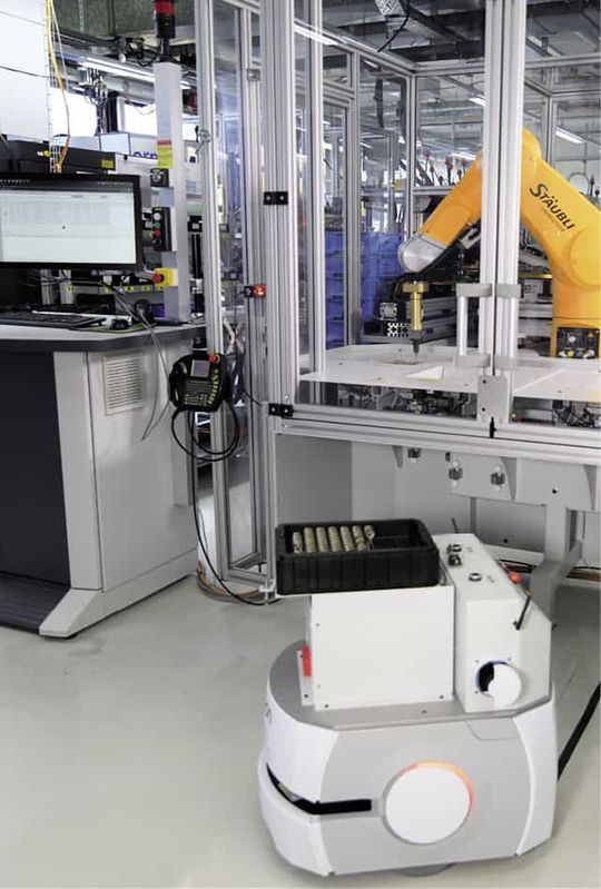 (Vollautomatische Schlüssel­fertigung in SAP ME mit FTS-Versorgung und Beladung der Produktionslinien. Bild: dormakaba Schweiz AG/IGZ)