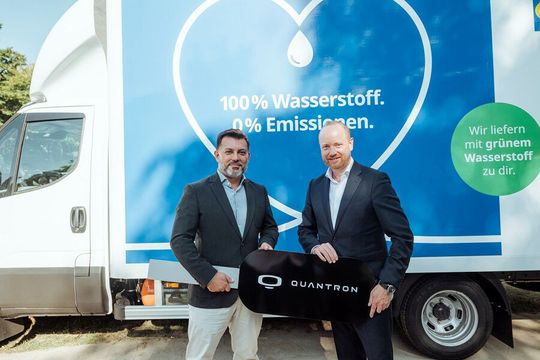 Alpaslan Deliloglu, CEO & Chief Sustainability Officer Ikea Österreich (l.), und Andreas Haller, Gründer & Vorstandsvorsitzender der Quantron AG, bei der obligatorischen Schlüsselübergabe fürs Pressefoto.(Bild:  Quantron)