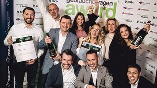 Die Gewinnerteams des Gebrauchtwagen Awards 2024: Autohaus Gaul & Klamt (Kategorie Vertragshandel) und Autowelt Prusseit (Kategorie Freier Handel). (Bild: Stefan Bausewein)