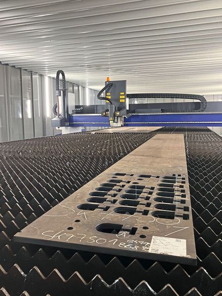 Die Element L ist mit einem Nadelmarkierer und dem Fasenschneidkopf Bevel-U ausgerüstet.  (Bild: Messer Cutting Systems)