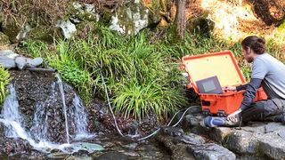 Oliver Schilling bei der Quellwasseranalyse am Mount Fuji  (Bild: T. Schilling)