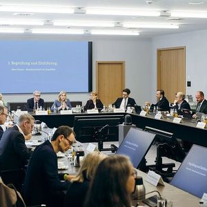 Blick in den Konferenzraum zum Spitzengespräch Bürokratieabbau am 7. Juli 2026.(Bild:  BMG/Xander Heinl)