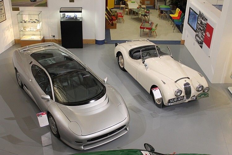 Jaguar XJ220 Vorserienmodell Jahr 1991 (links) und Jaguar XK120 (rechts). (Foto: Jaguar)