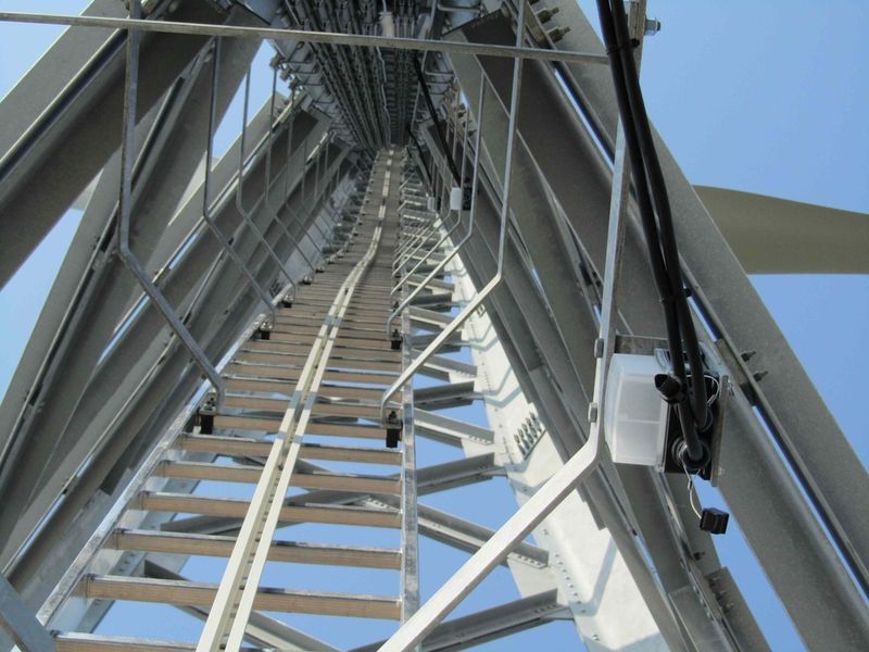 Für den Einsatz in Außenbereichen und Gittermasten bietet sich die Kombination aus Podis-LED und Gesis-RST-Steckverbindern an. (Bild: Wieland Electric GmbH)
