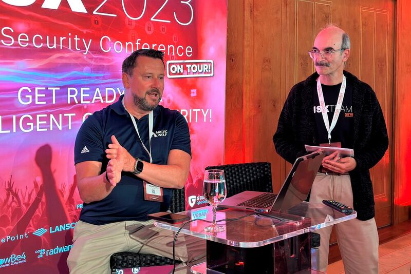 Oliver Schonschek, IT-Security Autor und News Analyst, moderierte die Talks auf der Tech-Stage und lud die Experten und TeilnehmerInnen zum Q&A ein. (Bild: Vogel IT-Akademie)