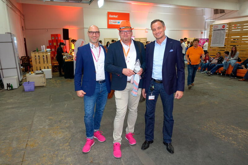 Sie haben die Schuhe schön: Oliver Thomas Schramme (l.) und Lars Brunkhorst (Telekom) mit Sven Hollemann (ENO). (Vogel IT-Medien GmbH)
