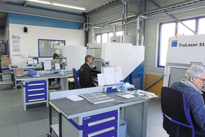 Zum Laserschweissen anspruchsvoller Bauteile für die Medizintechnik verfügt der Lohnfertiger Rofam in Leimbach über mehrere hochwertige Laser­schweiss­anlagen.  (Konrad Mücke / SMM)