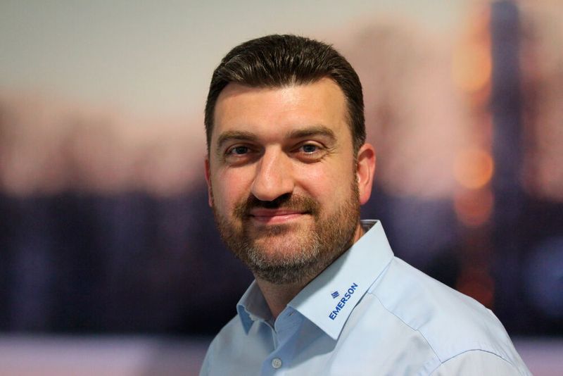 Erdem Boecekli, Product Manager Level DACH von Emerson, erklärt, wie der neue berührungslose Rosemount 3408 Füllstandmessumformer die Inbetriebnahme, den Betrieb und die Wartung vereinfacht und somit zur Verbesserung der Anlagenleistung und Sicherheit beiträgt. (Bild: Emerson Process Management  GmbH & Co.OHG)