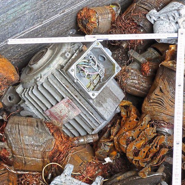 Ob Müllverbrennung oder Großshredder: Zurück bleiben Elektromotoren und Motoranker, die aufgrund ihrer typischen Farbe und Form auch „Meatballs“ genannt werden.
