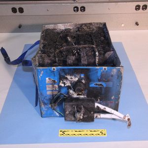 Das Akku-Pack ist etwa doppelt so groß wie eine herkömmliche Autobatterie und wiegt etwa 30 Kilogramm(Bild:  NTSB)