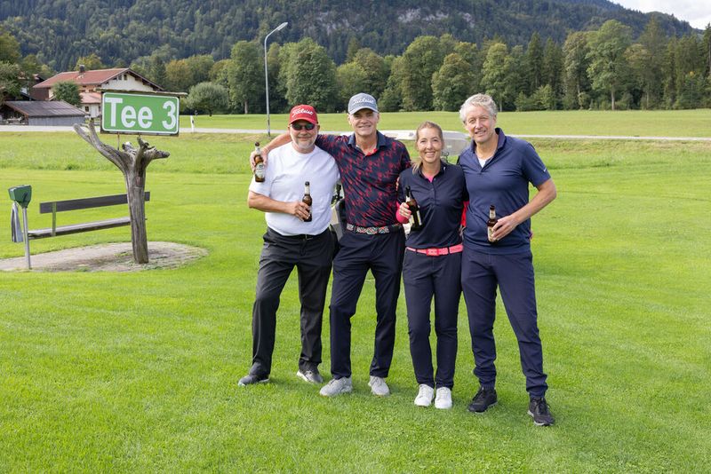 Ein Bier zur Stärkung zwischendurch für den Canon-Flight mit (v. l.) Markus Koch, Markus und Melanie Steller, Hajo Soldan (Bild: Hans Breitenfellner)