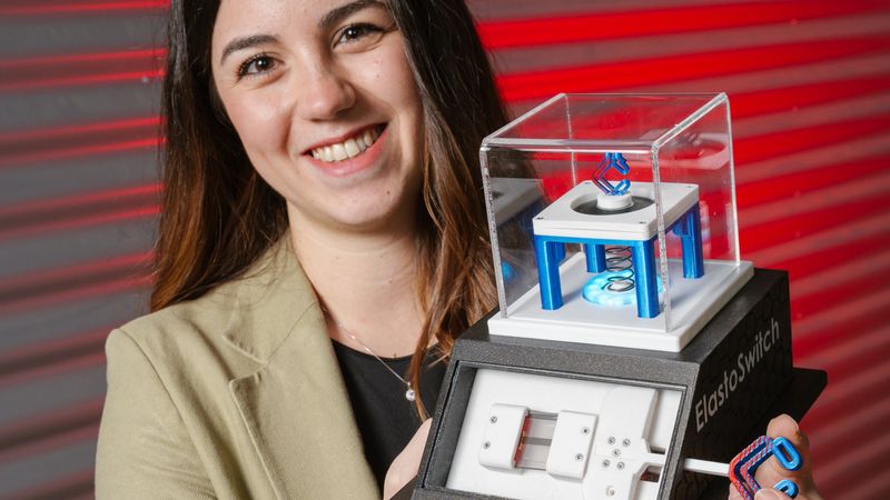 Die promovierte Ingenieurin Carmen Perri hat den Folienschalter mitentwickelt: Zieht man einen Hebel, dehnt sich die Folie, es bilden sich Risse in der Metallelektrode, der Widerstand steigt schlagartig vom Ohm-Bereich in den hohen Megaohm-Bereich und der Stromfluss versiegt. Lässt man den Hebel los, entlastet dies die Folie, die Risse schließen sich, und da der Widerstand sehr niedrig ist (unter 100 Ohm) fließt der Strom ohne große Verluste, selbst bei hohen Spannungen bis beispielsweise 10 Kilovolt (was für neuartige elektrostatische Aktoren notwendig ist).(Bild:  Oliver Dietze/Universität des Saarlandes)