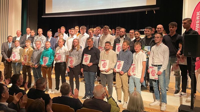 Die Innung Freudenstadt mit derzeit 125 Betrieben feierte in Calw mit Obermeister Eberhard Höller die Freisprechung ihrer 58 Gesellen im Kurtheater der Stadt. Davon absolvierten 55 die Ausbildung als Kraftfahrzeugmechatroniker/in Personenkraftwagentechnik, einer als Kfz-Mechatroniker für Nutzfahrzeugtechnik, einer für Hochvolt und einer als Automobilkaufmann.  (Bild: KHS Freudenstadt)