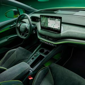 Innen erwarten die Passagiere Sportsitze mit Massagefunktion.(Bild:  Skoda)