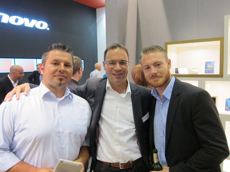 Marco Ernst, Conrad Electronic, mit Frank Sälzer und Maximilian Muth, WD (Bild: IT-BUSINESS)