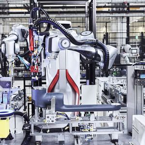 Roboter bauen Roboter in Fürstenfeldbruck: Noch bauen Menschen mit in der Fertigung von Agile Robots.(Bild:  Agile Robots)