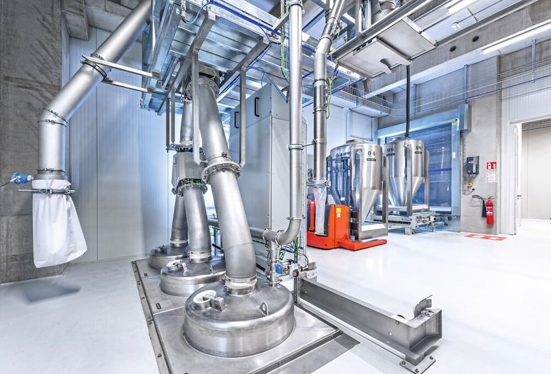 Pufferbehälter für die Absackung (Bild: Daxner)