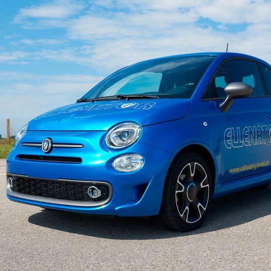 Der „Ellenator“, ein umgebauter Fiat 500, neigte im Ausweichtest zum Kippen.(Bild:  ADAC)