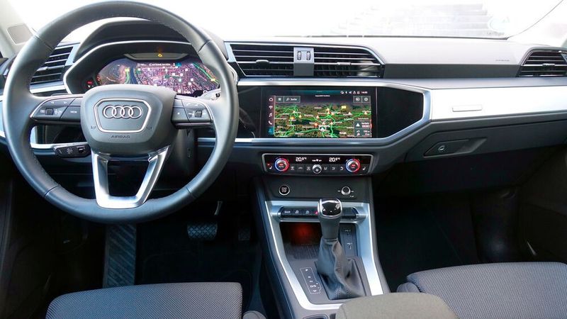 Zwei große Bildschirme sind heutzutage Standard, doch beim Q3 dominieren sie nicht das gesamte Cockpit. (Rosenow/»kfz-betrieb«)
