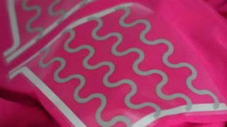 Textilintegriertes Heizelement auf einem Laufshirt - möglich dank funktionaler Tinten. (Bild: INM)