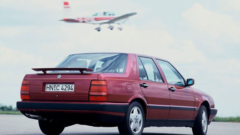 Als erster Tipo-4-Vertreter kam der Lancia Thema in den Handel, das Design wurde in den Grundzügen von Giugiaro gezeichnet.  (Bild:  Lancia/Stellantis )