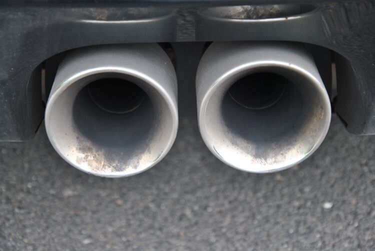 „Schön“ schmutzig: Das gilt nicht nur für die Endrohre des zweiflutigen Endtopfs, sondern auch für den Sound, der diesen entkommt. (Foto: Dominsky)