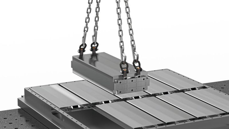 Ob Montage, Reparatur, Austausch, Demontage oder Recycling: Die Kugeltragbolzen von Halder eignen sich bestens, um die einzelnen Batteriemodule zu bewegen und zu transportieren. (Bild:  Erwin Halder KG)