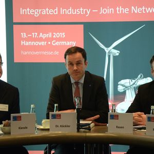 Zum MDA-Roundtable standen Firmenvertreter, wie Christian H. Kienzle (links), Geschäftsführer von Argo-Hytos, Verbandsvertreter, wie Hartmut Rauen vom VDMA (rechts) und Dr. Jochen Köckler von der Deutschen Messe (Mitte) Rede und Antwort.