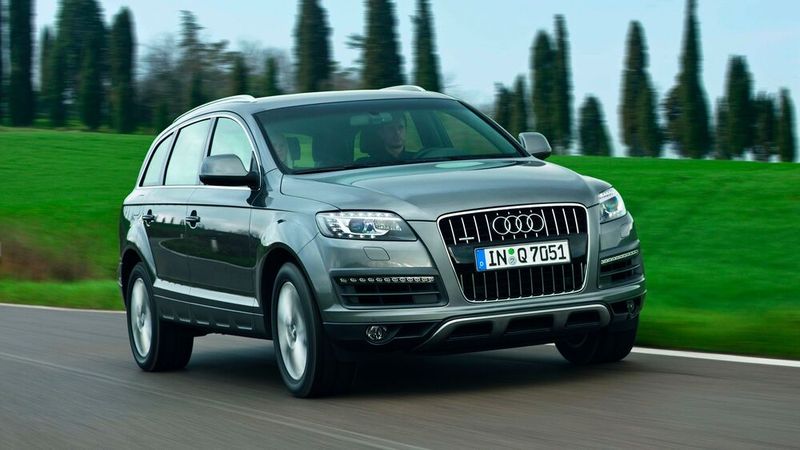 Ab dem Frühjahr 2007 war der AUdi Q7 auch mit einem 4,2-Liter-V8-TDI und ab Herbst 2008 mit einem V12-Dieselmotor lieferbar. Mit einem Hubraum von 5934 cm³ mobilisiert der Motor 368 kW (500 PS) und ein Drehmoment von 1000 Nm/ bei 1750–3250 min/1. (Bild: Audi)