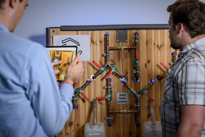 Sind die Instruktionen erstellt, kann der Nutzer mit einem Tablet im Kameramodus zu der jeweiligen Anlage gehen, für die die AR-Anleitung gedacht ist.  (Roberto Schirdewahn)