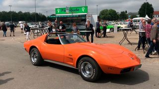 Bei den Klassiker-Tagen werden wieder einige Schmuckstücke zu sehen sein, so wie diese Chevrolet Corvette, Baureihe C3, die bei der Veranstaltung 2019 vorfuhr. (Bild: Klassiker-Tage Schleswig-Holstein)