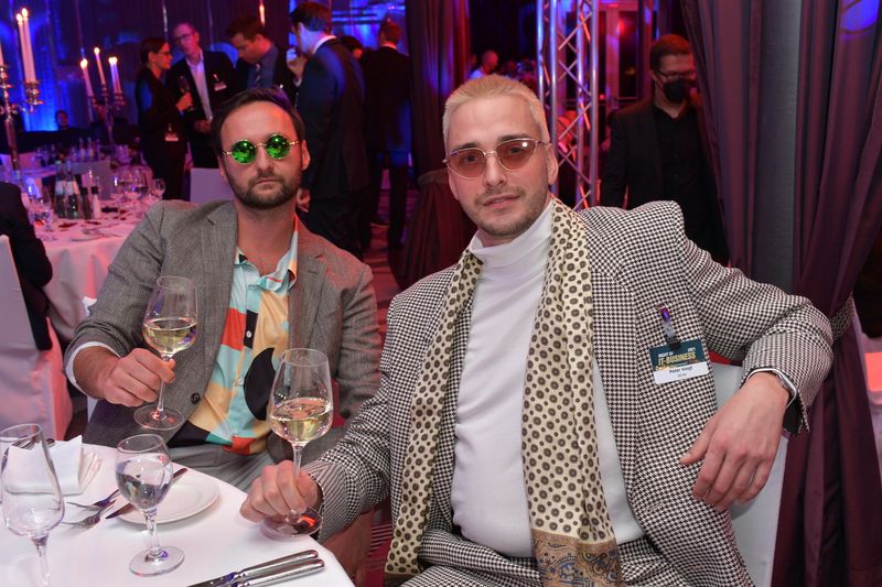 Einen Outfit-Award bekommt Peter Voigt, der sich extra die Haare blond gefärbt hat und Grazian Twonski, (l.) etree.  (Hannes Magerstaedt)