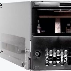 Ein IBM-Ultrium-10-Bandlaufwerk; es liest/schreibt Kassetten, die über eine effektive (komprimierte) Speicherkapazität von bis zu 100 Terabyte haben.(Bild:  IBM)