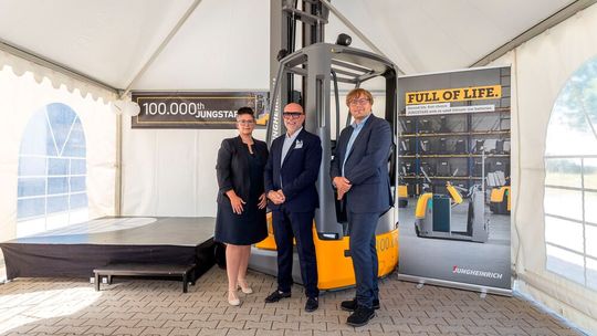 Aufstellung zur Übergabe des 100.000sten aufgearbeiteten Gebrauchtstapler (v.l.): Jungheinrich-Vertriebsvorständin Nadine Despineux, MVN-Geschäftsführer Giuliano Santi und Tino Alban, Werkleiter Jungheinrich-Gebrauchtgeräte-Zentrum Dresden.(Bild:  Jungheinrich)