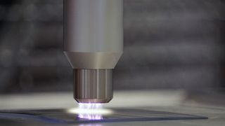 Am KUZ untersucht man jetzt, wie sehr transparente, kratzempfindliche Polycarbonate (PC) per Plasma oberflächenveredelt werden können. So soll später die Direktlackierung mit lösemittelfreien „selbstheilenden“ Reaktionsklarlacken prozesssicher klappen.  (KUZ)