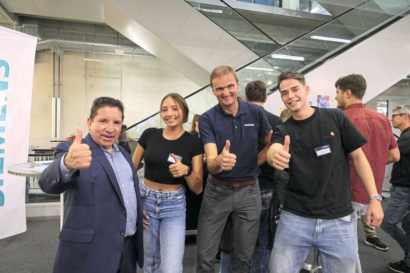 CEO Gerd Scheller tauschte sich mit den Lernenden Samira Schütze und  Andrin Eicher angeregt aus.  (Bild: Andreas Leu)