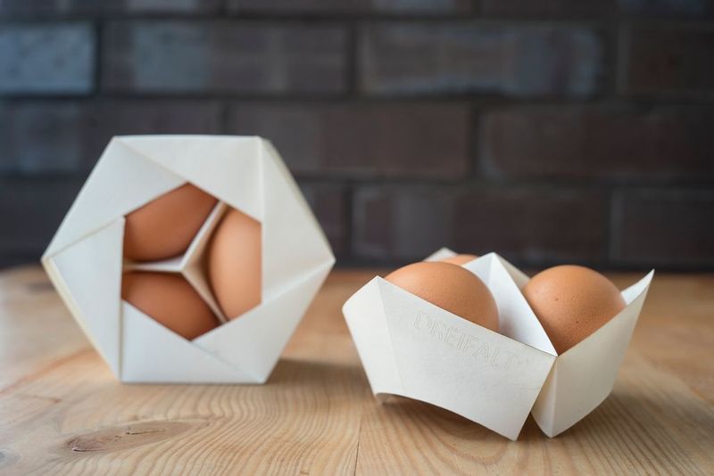 
Gewinner der Kategorie „Nachwuchs“: Das Verpackungskonzept „Dreifalt“, eingereicht von Milan Bardo Bergheim der Hochschule für Technik und Wirtschaft Berlin, ist eine einfache Verpackungslösung ohne Klebestellen, entsteht durch Falten und bedient sich im Ansatz der Origami-Technik. Der nachhaltige Materialeinsatz durch dünnes Monomaterial begünstigt weniger Materialaufwand als bei herkömmlichen Eierverpackungen. Der entwickelte Falz für Dreifalt und die sechseckige Box bieten Produkten repräsentativen Platz und aufgrund der Konstruktion trotzdem ausreichenden Schutz.
 (DVI Deutsches Verpackungsinstitut)