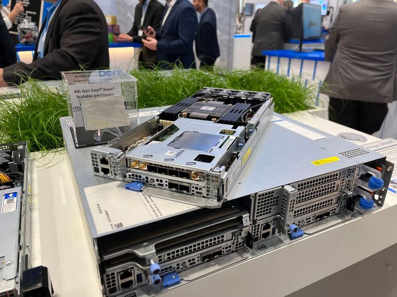 Dass auch Edge-Anwendungen leistungsstarke Server benötigen, glaubt man bei Dell. Der PowerEdge XR8000 nutzt Sapphire-Rapids-CPUs.  (Bild: Vogel IT-Medien)