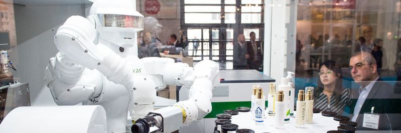 Hybride Roboter, Cobots, Doppelarmroboter sowie neue Vier- und Sechsachskinematiken machen den Weg frei für smarte Produktionskonzepte.(Bild:  Messe München GmbH)