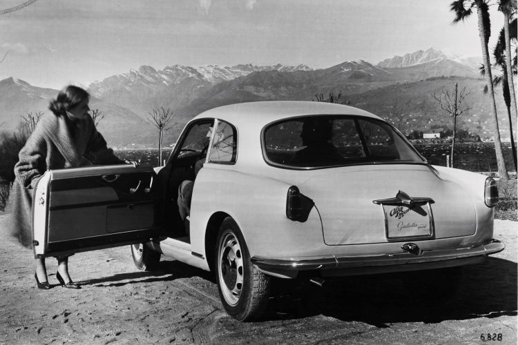 Die Giulietta (Typ 750/101) gab es zu ihrer Präsentation 1954 zuerst nur als Coupé. Erst ein Jahr später folgte die Limousine. Berühmt wurde vor allem die Spider-Version. (FCA)