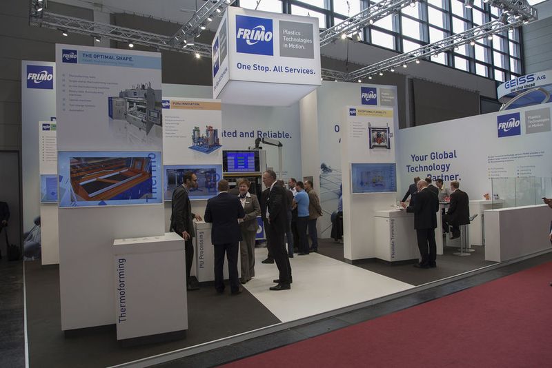 Frimo hat auf der Fakuma ihre jüngsten Weiterentwicklungen aus den Bereichen Kunststofffügen, Thermoformen, Beschnitttechnologien, PUR Verarbeitung und Composites präsentiert. (Bild: Frimo)