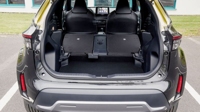 Die Rückbank lässt sich im Verhältnis 40:20:40 umlegen. Die hier erkennbare Stufe lässt sich durch den in Höhe verstellbaren Zwischenboden egalisieren. (Bild: Toyota)