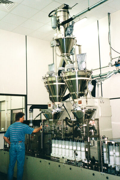 Multijector-Vakuumförderer (ganz oben im Bild) zur Material-Zuführung auf einer Tonerpulver-Abfüllanlage (Bild: Volkmann)