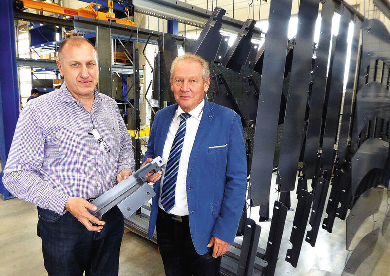 Roland Kiefer (links), Geschäftsführender Gesellschafter der Seeger Lasertechnik GmbH in Lorsch, diskutiert mit Dietmar Damm, Vertriebsingenieur  der Meeh GmbH in Wimsheim. (Kuhn)