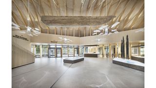 Die sich drehenden Lichtskulpturen von luxwerk erzeugen auf dem Fußboden des Pfahlbaumuseums einen poetischen Welleneffekt.  (Foto: Werner Huthmacher)