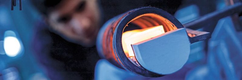 Trempe par induction, un champ magnétique alternatif induit du courant électrique dans la pièce et provoque une rapide élévation de la température de sa surface. Trempe par induction, un champ magnétique alternatif induit du courant électrique dans la pièce et provoque une rapide élévation de la température de sa surface.